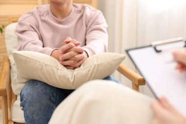 Hasta ile çalışan profesyonel psikolog ve ofiste panoya yazı yazmak, yakın plan.