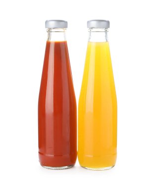 Farklı lezzetli soslu şişeler beyaz üzerine izole edilmiş.