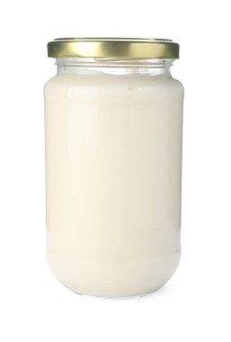 Beyaz üzerine izole edilmiş lezzetli soslu kavanoz.