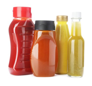 Farklı lezzetli soslu şişeler beyaz üzerine izole edilmiş.