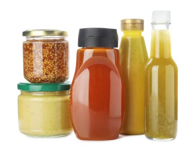 Farklı lezzetli soslu şişeler ve kavanozlar beyaz üzerine izole edilmiş.