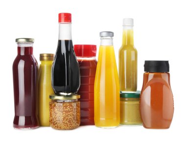 Farklı lezzetli soslu şişeler ve kavanozlar beyaz üzerine izole edilmiş.