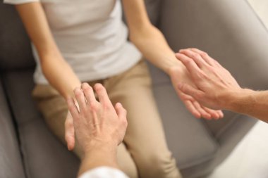 Reiki ustanın terapi sırasında iyileşen hastasının aurası kapalı, kapalı.