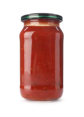 Beyaz üzerine izole edilmiş bir kavanoz domates sosu.