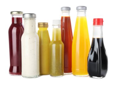 Farklı lezzetli soslu şişeler beyaz üzerine izole edilmiş.