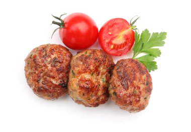 Kızarmış et köfteleri, domatesler ve maydanozlar beyaza izole edilmiş.