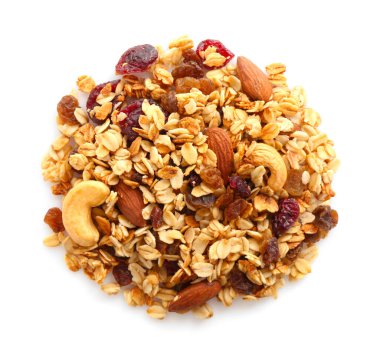 Kurutulmuş meyve ve fındıklı leziz tahıl yığını.