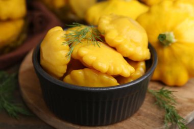 Kabak turşusu ve dereotu ahşap masada, yakın plan.