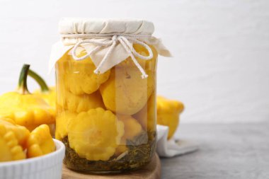 Açık gri masada turşu kabağı turşusu, yakın plan. Metin için boşluk