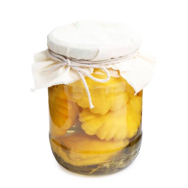 Beyaza izole edilmiş cam kavanozda turşulu köfte kabakları.