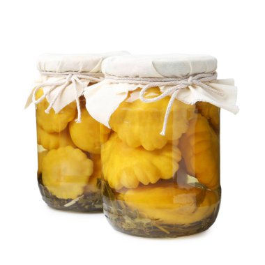 Beyaza izole edilmiş cam kavanozlarda turşulu köfte kabakları.