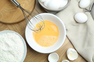 Tahta masada çırpılmış yumurta, çırpılmış çırpılmış un, düz uzanmış