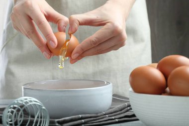 Masada yumurta kıran kadın, yakın plan.