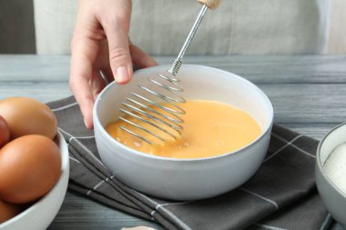 Masada yumurta çırpan kadın, yakın plan.