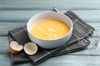 Kavanozda çırpılmış yumurtalar, çırpılmış çırpılmış kabuklar ahşap masada, yakın plan.