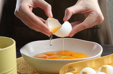 Masada yumurta kıran kadın, yakın plan.