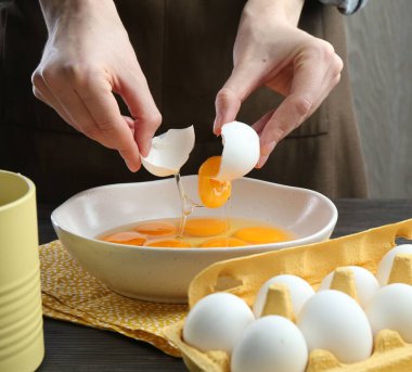 Masada yumurta kıran kadın, yakın plan.