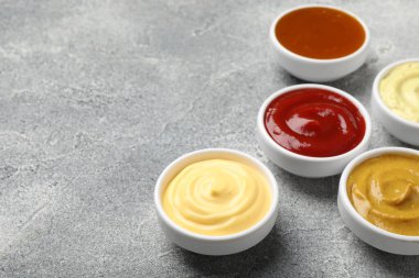 Gri masada farklı lezzetli soslar var. Yakın plan olsun. Metin için boşluk