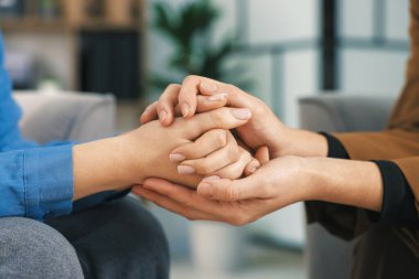 Terapi seansında kadınları destekleyen psikolog.