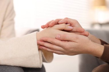 Terapi seansında kadınları destekleyen psikolog.