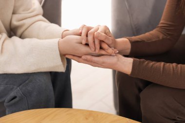 Terapi seansında kadınları destekleyen psikolog.