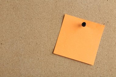 Mantar panoya iğnelenmiş boş not, metin için boşluk