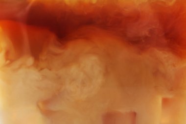 Arka plan olarak buzlu ve sütlü lezzetli kahve, yakın plan.