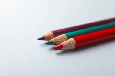 Hafif arka planda renkli göz kalemleri, yakın plan. Metin için boşluk