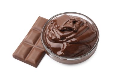 Erimiş çikolata ve beyaz üzerine izole edilmiş çikolata kasesi.