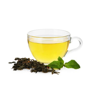 Bir fincan nefis çay, nane ve demlik, beyaz üzerine izole edilmiş.