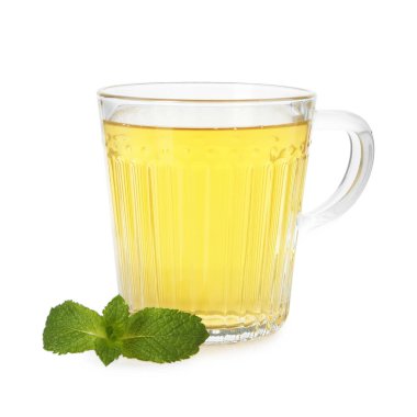 Bir fincan lezzetli çay ve beyaz üzerine izole edilmiş nane şekeri.