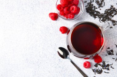 Lezzetli çay, ahududu ve bira hafif masada servis edilir. Metin için boşluk