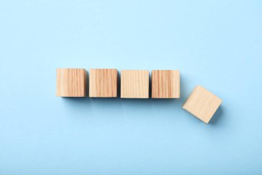 Açık mavi arkaplanda ahşap küpler, üst manzara