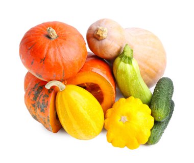 Birçok taze balkabağı ve kabak familyasının diğer sebzeleri beyazlar üzerinde izole edilmiş.