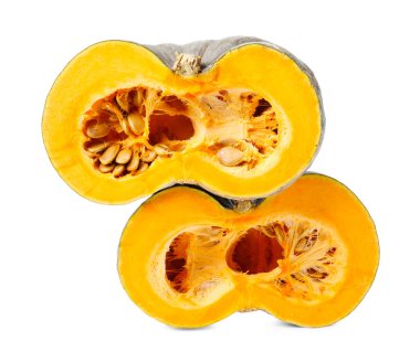 Beyazın üzerinde izole edilmiş taze balkabağı parçaları. Su kabağı ailesi