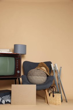 Garaj satışı. Bej arkaplan üzerinde farklı kullanılan şeyler, metin için boşluk