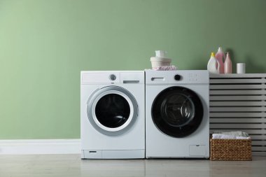 Geniş çamaşır odasında çamaşır ve çamaşır kurutma makinesi.