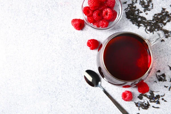 Lezzetli çay, ahududu ve bira hafif masada servis edilir. Metin için boşluk