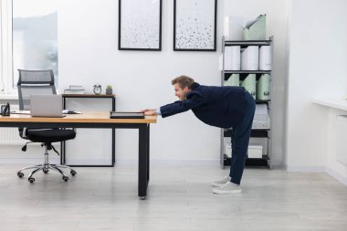 Genç İşadamı Ofiste Esneme Egzersizi Yapıyor