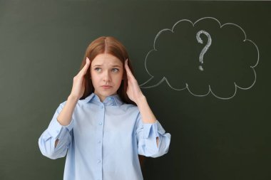 Okula dönelim. Düşünce baloncuğu ve soru işareti çizilmiş karatahtanın yanındaki kız.