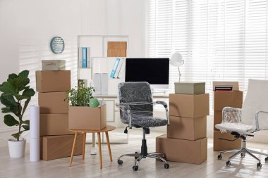 Taşınma günü. Mukavva kutular, bilgisayar ve mobilyalar ofiste.