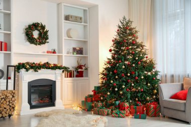 Şenlikli şömine, Noel ağacı ve hediyeler.