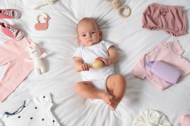 Sevimli bebek, farklı kıyafetler ve aksesuarlar.