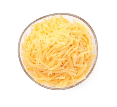 Kase içinde rendelenmiş peynir beyazda izole, üst manzara