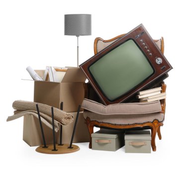 Garaj satışı. Beyazda izole edilmiş farklı kullanılmış eşyalar