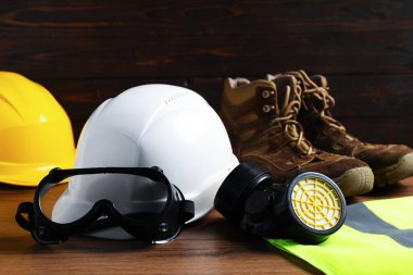 Tahta masada farklı güvenlik ekipmanları, seçici odaklanma.