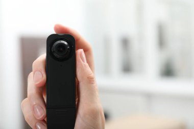 Arka planda gizli casus kamerası olan kadın, yakın plan. Metin için boşluk