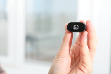 Arka planda gizli casus kamerası olan kadın, yakın plan. Metin için boşluk