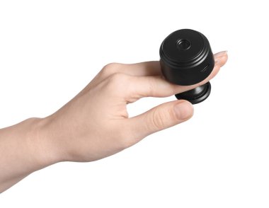 Beyaz arka planda gizli kamera olan kadın, yakın plan.