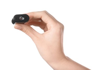 Beyaz arka planda gizli kamera olan kadın, yakın plan.